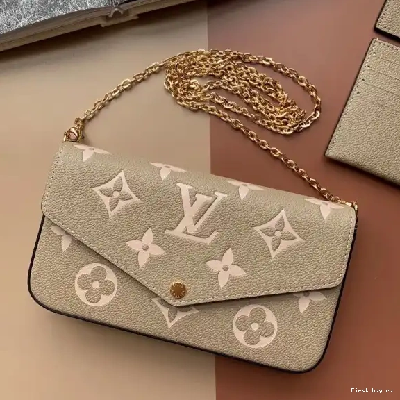 First bag ru POCHETTE LOUIS FÉLICIE VUITTON 0430